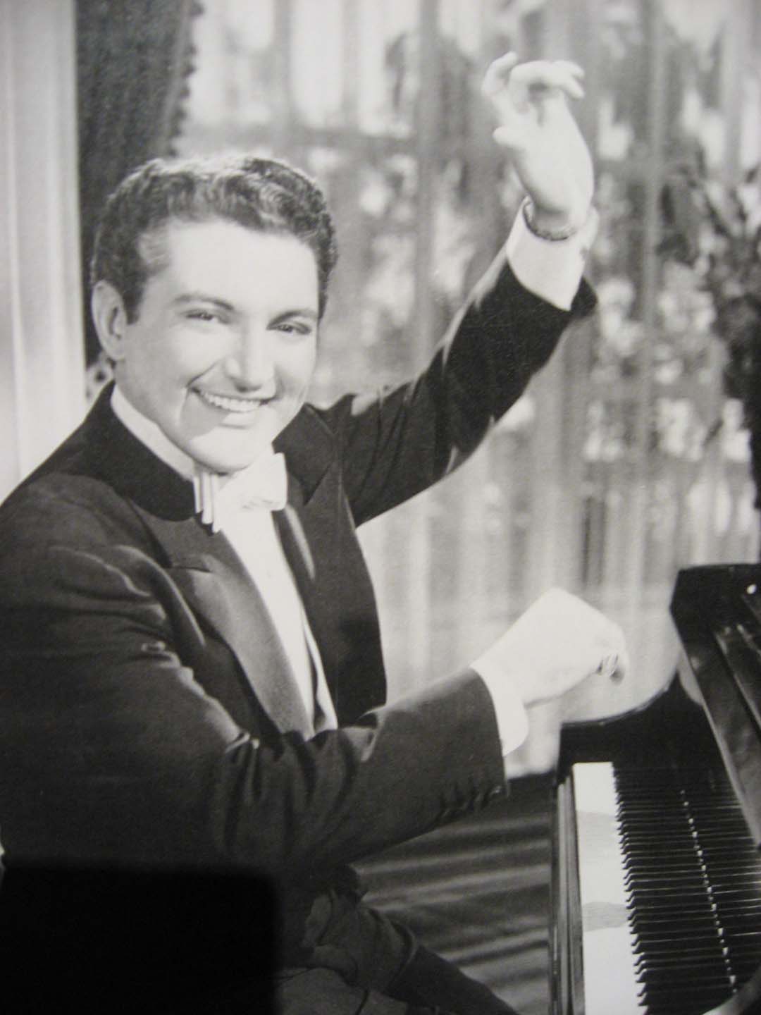 liberace-in-the-fifties-1
